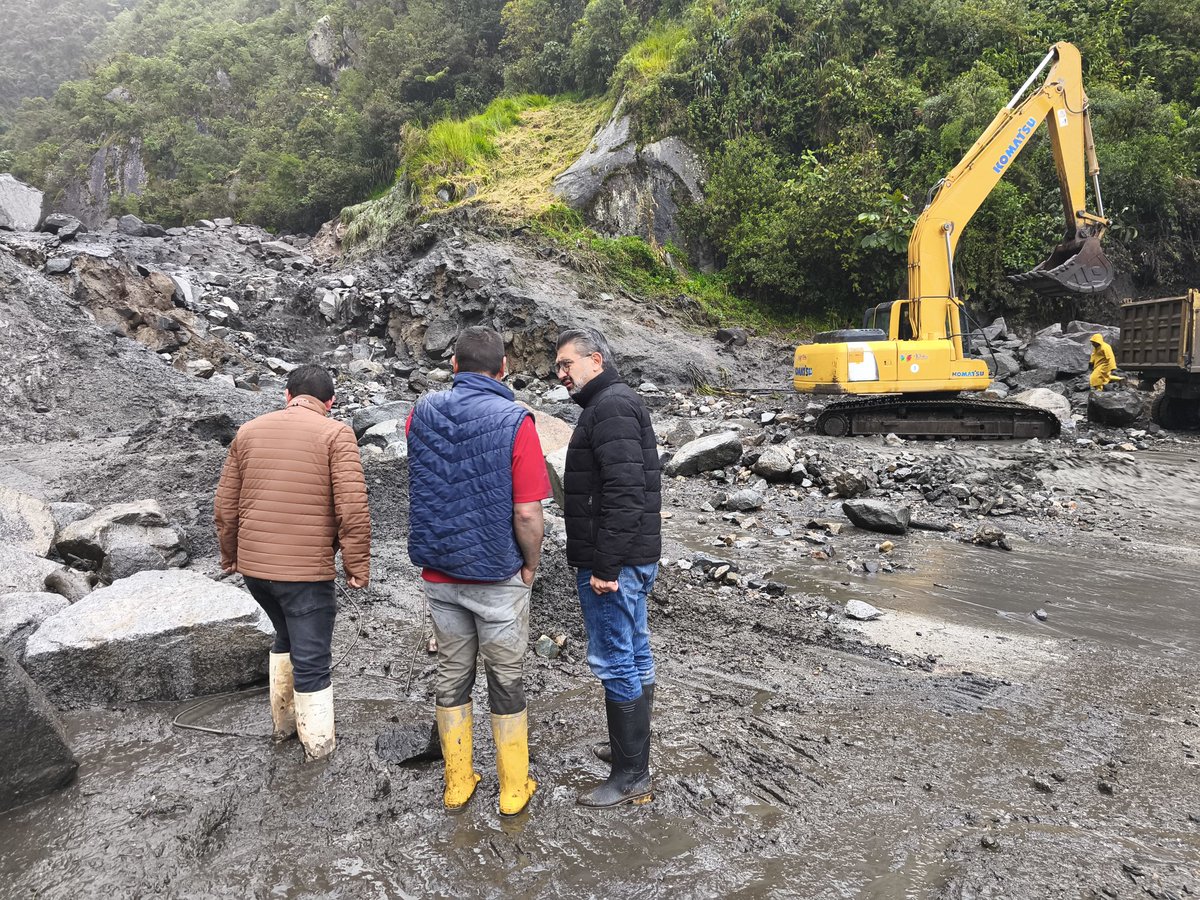 🔴#GoberEnTerritorio|| Ante la emergencia en la parroquia #Amaluza, cantón #SevillaDeOro, nos activamos con:  
<a href="/Riesgos_Ec/">Riesgos Ecuador</a> @ObrasPublicasEc <a href="/CELEC/">imam s.</a> @InclusionEc + COE Cantonal en el GAD.

✅ Se logró habilitar la vía E40 Cuenca-Guarumales-Méndez para garantizar el flujo vehicular.