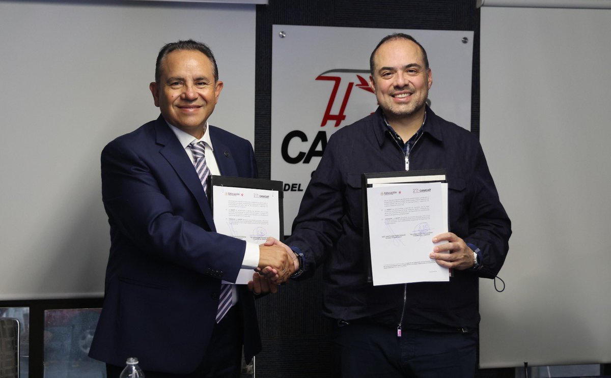 Miguel_AMtzM's tweet photo. Hoy dimos un paso significativo para fortalecer la profesionalización del autotransporte de carga, mediante la firma de un Acuerdo de Colaboración entre CANACAR (@canacarmexico) y la Dirección General de Centros de Formación para el Trabajo, encabezada por el Mtro. José Gonzalo Espina Miranda (@gonzalo_espina), y adscrita a la Subsecretaría de Educación Media Superior de la @SEP_mx.

Agradezco especialmente al Mtro. Mario Delgado Carrillo (@mario_delgado) Secretario de Educación, cuyo respaldo fue fundamental para concretar este importante esfuerzo.

En el evento nos acompañaron el Secretario General de CANACAR, Mtro. Augusto Ramos Melo (@RameAugusto), y el Director General, Mtro. Luis Roberto Lastiri Quirós (@LastiriRoberto).

Este acuerdo tiene como eje central la capacitación técnica de nuestros operadores, con énfasis en la especialidad ocupacional de Operación de Autotransporte. Entre sus objetivos destaca, el reconocimiento oficial de competencias laborales y una mayor vinculación entre los centros de formación y la industria.

Gracias a esta alianza estratégica, destacó el reforzamiento que se tendrá en las capacitaciones para aprender el idioma inglés, atendiendo los requerimientos impuestos por parte del gobierno estadounidense. 

En CANACAR estamos convencidos de que dignificar el oficio de conducir pasa por formar mejores operadores: preparados, seguros y valorados como pieza fundamental de la cadena logística nacional.

Mi reconocimiento al Mtro. Espina Miranda por su voluntad, liderazgo y visión compartida.

#DeFrenteALosNuevosTiempos
#CANACAR #DGCFT #SEP