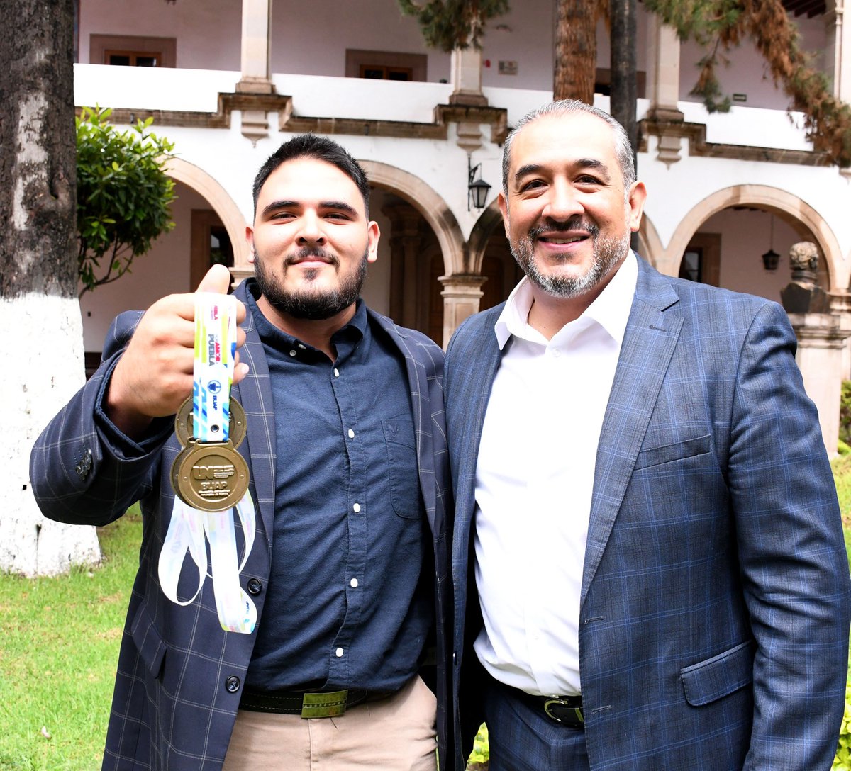 #LaserInformativo

#Durango|| ¡Orgullo universitario! 

El rector Ramón García Rivera, entregó reconocimientos especiales a 21 medallistas y a sus entrenadores, quienes destacaron de forma histórica en la #UniversiadaNacional 2025.
¡Gracias por poner en alto el nombre de la #UJED