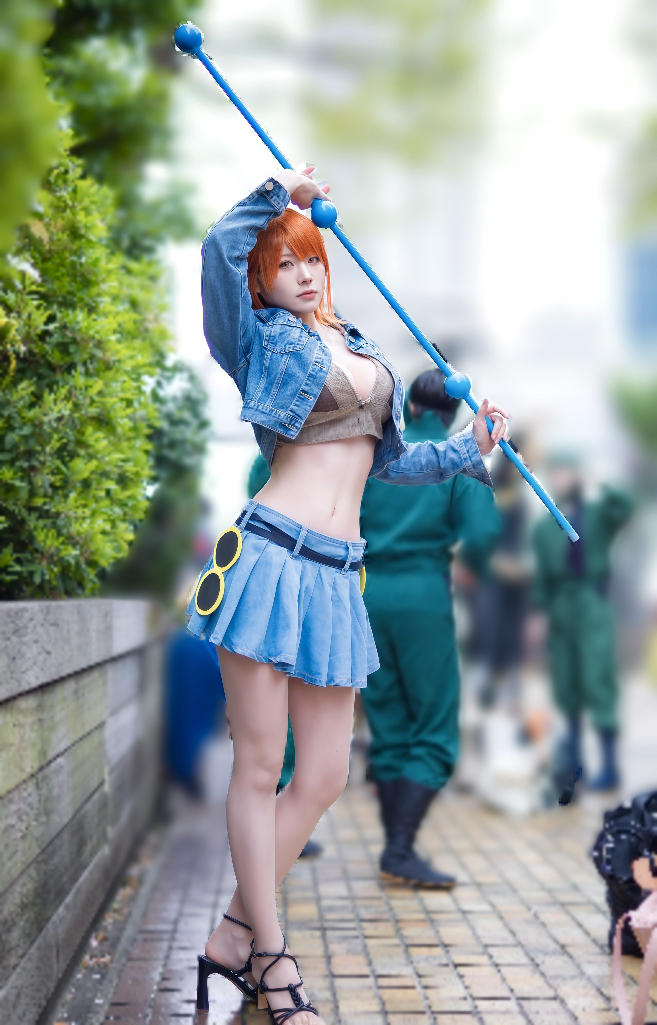 コスプレ】『ワンピース』ナミの曲線美に見惚れる！「美クビレに