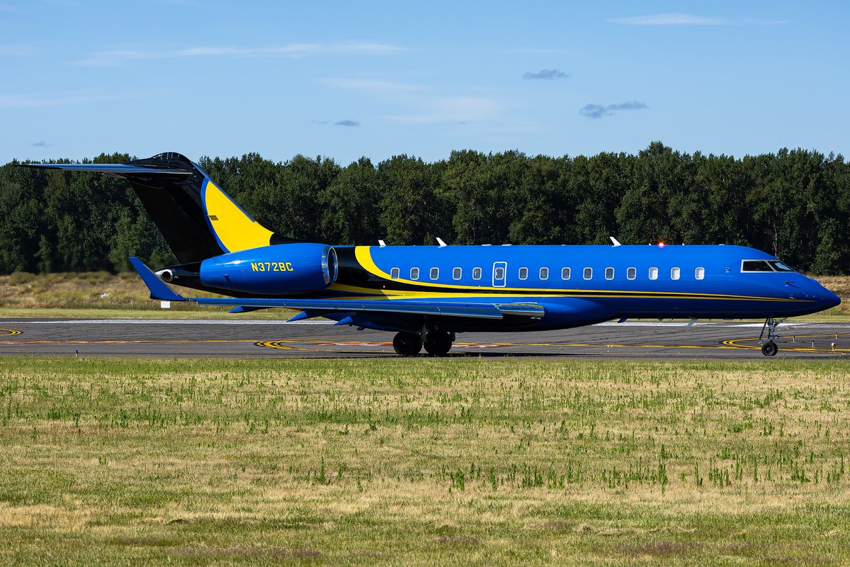 Sabian404's tweet image. Great looking Global Express taxiing out at PDX for departure to Switzerland this evening