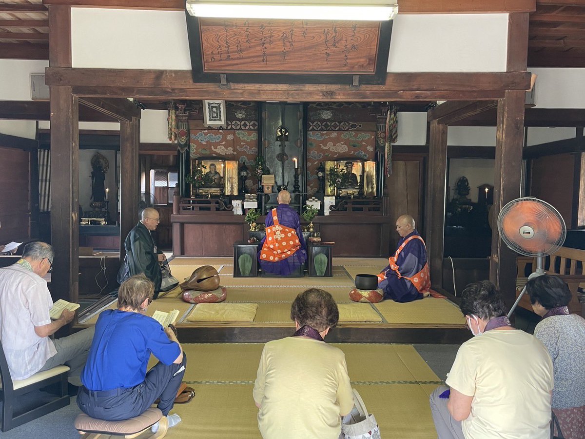 enryakuji_hiei's tweet image. 7月2日に、下阪本の東南寺で半夏生の法要が、常行三昧にて奉修されました。伝教大師最澄さまご説法の地である東南寺では、毎年8月21日から5日間にわたり、天台宗の高僧が「法華経」の教えを説く「戸津説法」が行われます。
#比叡山 #延暦寺 #半夏生 #東南寺
#戸津説法 #法要