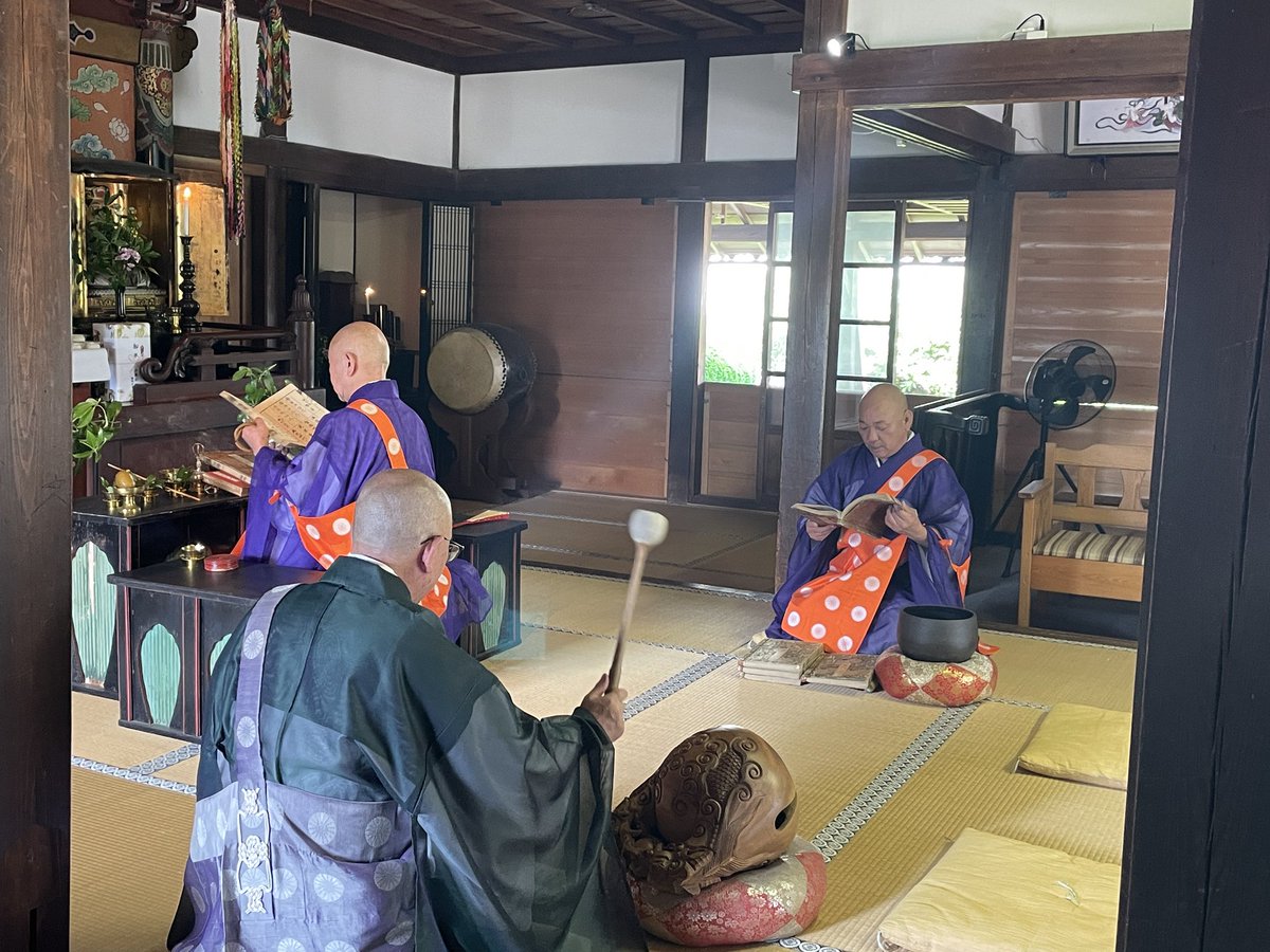 enryakuji_hiei's tweet image. 7月2日に、下阪本の東南寺で半夏生の法要が、常行三昧にて奉修されました。伝教大師最澄さまご説法の地である東南寺では、毎年8月21日から5日間にわたり、天台宗の高僧が「法華経」の教えを説く「戸津説法」が行われます。
#比叡山 #延暦寺 #半夏生 #東南寺
#戸津説法 #法要
