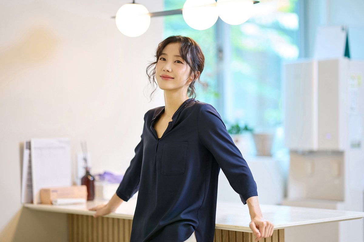 "저는 계속해서 '공연하는 사람'이고 싶어요. 공연을 할 때의 제가 제일 멋있는 것 같다고 느껴요. 연습을 하면 할수록 새롭고, 같은 것을 같지 않게 표현할 수 있다는 점이 참 좋아요. 매일 공연을 반복하면서 오늘은 또 어떤 새로운 느낌이 들까 기대되기도 하고요."

연극 <2시 22분> 무대로 다시