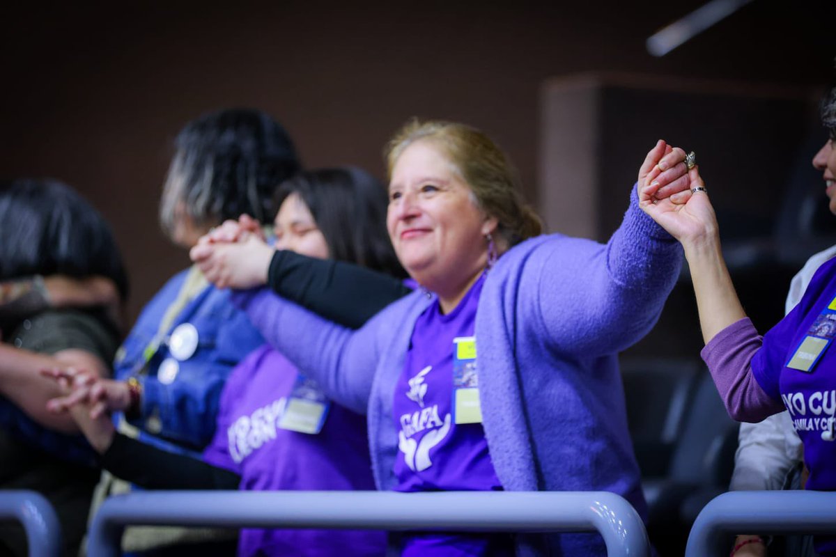 ¡Sigue avanzando #ChileCuida en el Congreso! 

El proyecto de ley que reconoce los cuidados como un derecho fue aprobado por la Sala del Senado, por lo que ahora la iniciativa vuelve a la Comisión de Familia para su discusión en particular.