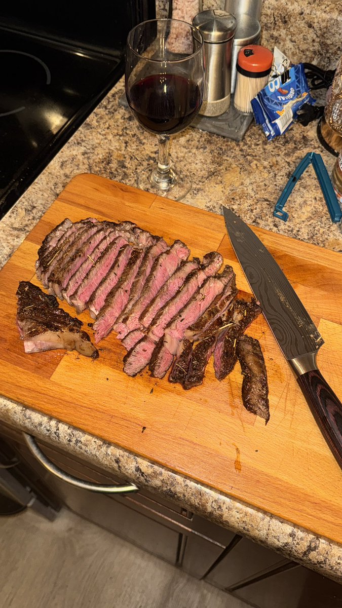 FredtheFalcon69's tweet photo. This cow died just so I could feel something. #scratchtheitch #thisisamerica https://t.co/vZ17TfemBy