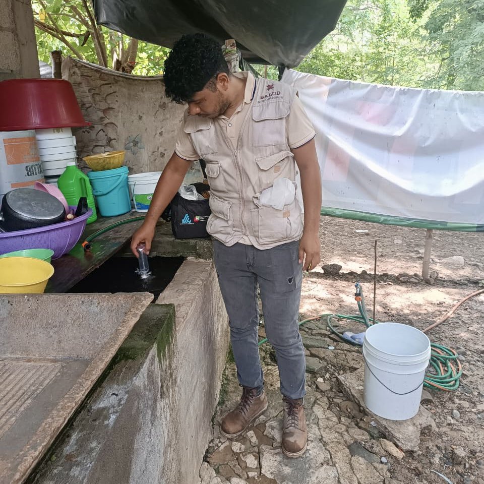 Salud_Hidalgo's tweet photo. En la localidad de #Nexpa, #Orizatlán, personal del área de Vectores de la Jurisdicción Sanitaria #Huejutla realizó acciones de control larvario y eliminación de criaderos, con el objetivo de frenar la reproducción del mosquito Aedes aegypti 🦠. https://t.co/KEzfNNhJoF