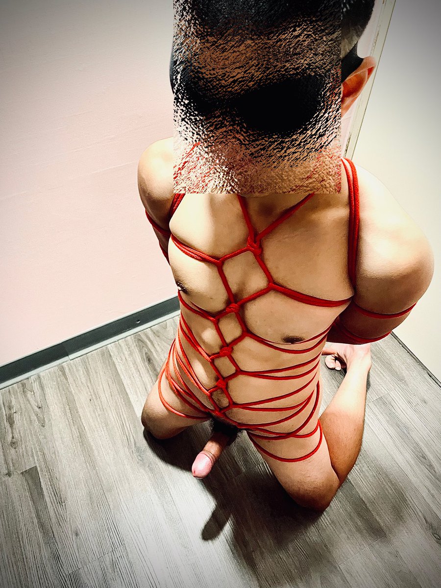 一進門就被綁的死死…
開始有濕潤的唇在挑逗肉棒
吹的超漲
還不讓我射出來 指使我做其他訓練動作
彷彿想把教練變成肌肉奴
負責提供肉棒跟男人味
給需要被播種的人🥵

教練保養秘方 reurl.cc/aeqxrl
Full videos onlyfans.com/swimguyboy