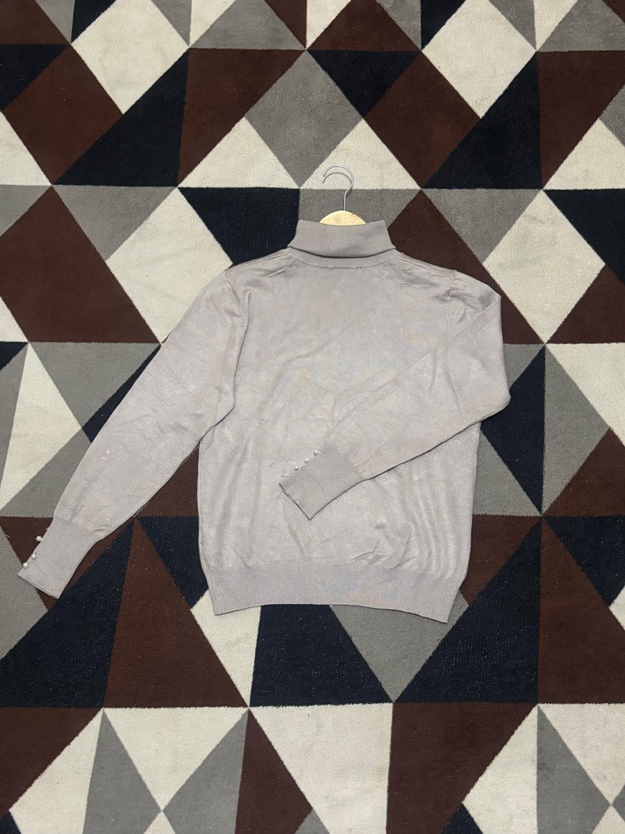 chaaajasih's tweet photo. @preettyclosev ini kak aku ada kemeja fit abu 50k sama turtleneck coklat 45k aja

no minus, preloved pribadi
dm for detail https://t.co/8oypFlKNoe