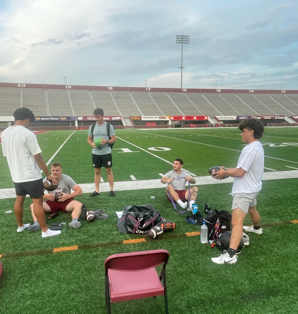 leo_guti150's tweet image. Had an amazing time training with the @UMassFootball long snappers and special teams during my visit to MA last week. Being on the field with these talented athletes was truly a blast. Big thanks to everyone!
@EdwardPhillipson
@LyeMarcus
@jovoniborbon
@JamesHortonLS…
