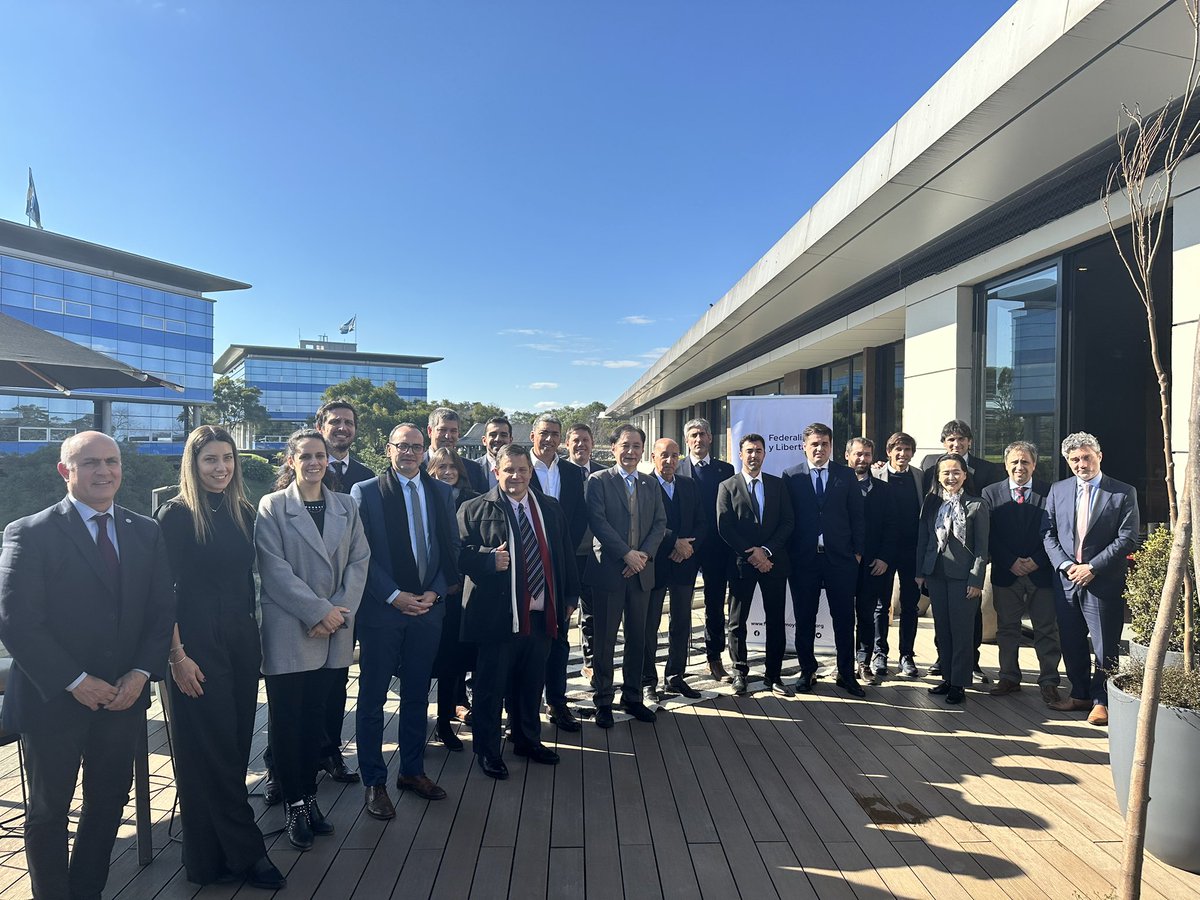 PepeSeleme's tweet image. Tucumán necesita crecer de la mano de las inversiones privadas. Japón es un ejemplo de cómo se puede fortalecer un país luego de una guerra y una feroz crisis económica.
Hoy almorzamos con el embajador de Japón, Hiroshi Yamauchi ( @embajadorjpnarg ), con quien intercambiamos…