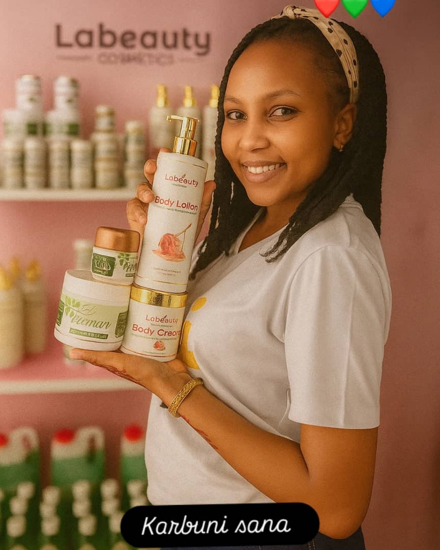 Unawezaje kutembelea Maonyesho ya  SABASABA Da es salaam bila kutembelea banda la SIDO. Tembelea banda La SIDO watafute Labeauty Cosmetics ujionee namna walivyoibadili ASALI ya nyuki kuwa Cream bora inayong'arisha na kuondoa CHUNUSI. Ulimwengu wa WAREMBO chat.whatsapp.com/Diyz9auMxMb6zm…