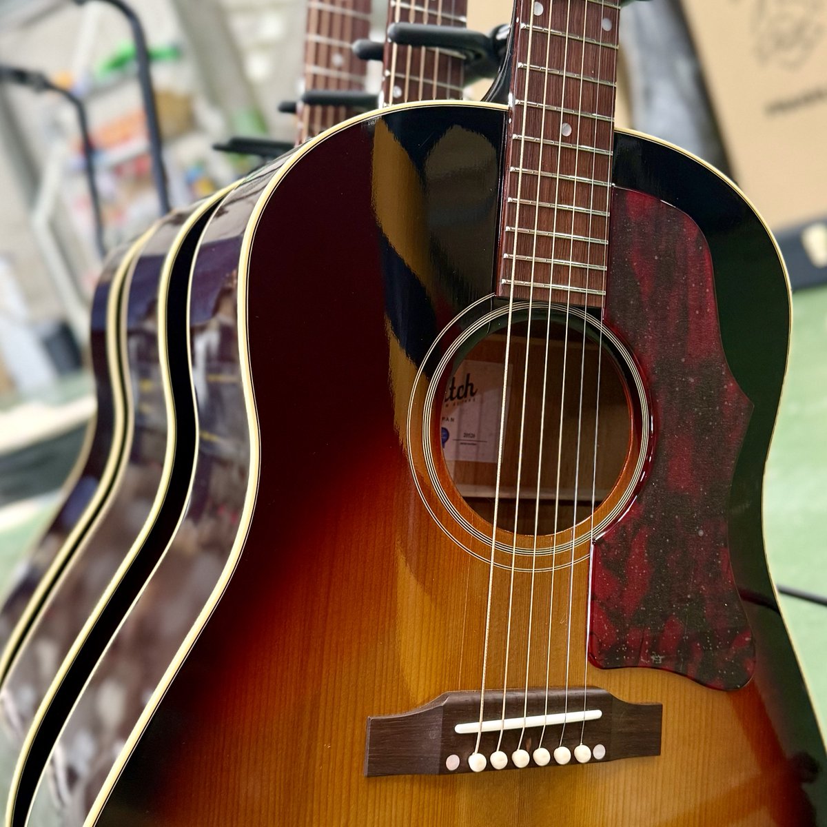 Switch_Guitars's tweet photo. Vintage Series/RSD-45 43mm Tri Burst、本日より出荷開始です！

#スイッチギター #SwitchCustomGuitars https://t.co/Q92YgJqX1G