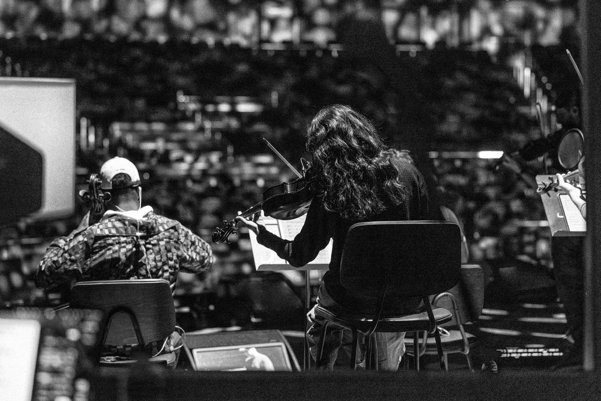 kellyclarkson's tweet photo. 2 days till Vegas! #StudioSessions #VegasRehearsals https://t.co/HXz9R3nSA2