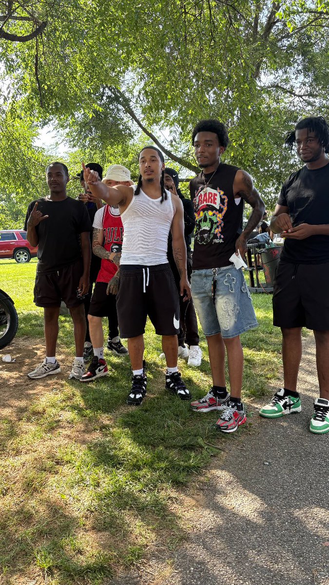 NLMB200's tweet photo. Niggas love to sneak diss n try to shake hands! Wanna kill me gotta get permission ima made man!🍁💯💯 https://t.co/HcfxPdpkwZ