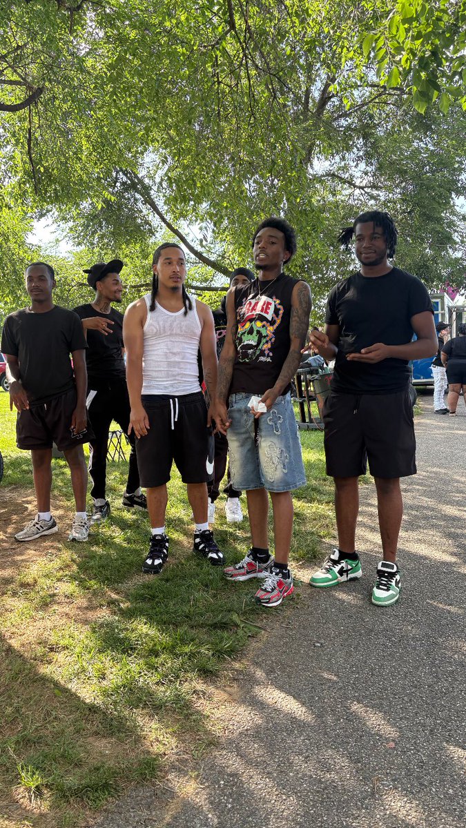 NLMB200's tweet photo. Niggas love to sneak diss n try to shake hands! Wanna kill me gotta get permission ima made man!🍁💯💯 https://t.co/HcfxPdpkwZ