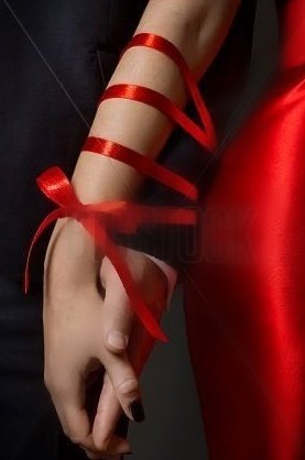 SattineRT (@sattinert) on Twitter photo Aire de pasión nos inunda, 
entre pensamientos obscenos 
y deseo ruedan nuestras lenguas.
Lazos invisibles nos amarran
ansias imposibles nos seducen
y no pretendemos olvidar 
nuestras noches de lujuria 
convertidas irremediable
en compartida locura.
Satine©️
#MiércolesDeAtaduras Aire de pasión nos inunda, 
entre pensamientos obscenos 
y deseo ruedan nuestras lenguas.
Lazos invisibles nos amarran
ansias imposibles nos seducen
y no pretendemos olvidar 
nuestras noches de lujuria 
convertidas irremediable
en compartida locura.
Satine©️
#MiércolesDeAtaduras