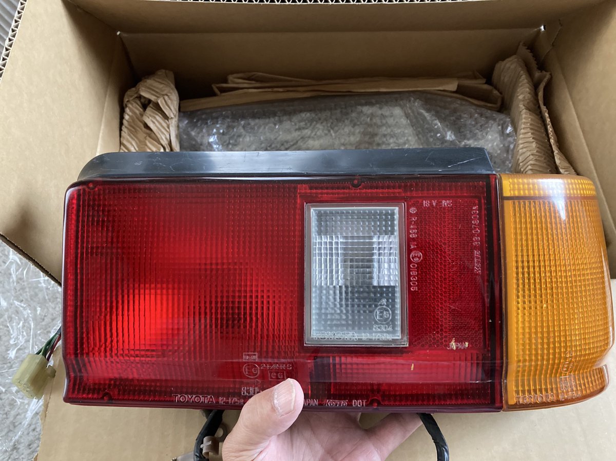 AE82izm_CSNP's tweet photo. 着弾w
数ヶ月ぶりにまた82のテールレンズ買っちまった!
思ってたより美品だったから満足。
今回は LBの左右(←前回はセダンの欧州テール右、更にその前はHBの欧州テール左右w)
ittokiオーナーは兎も角、zuttoオーナーはある時に買っておかないとねwww
#ae82
#corollaLB https://t.co/cMPjg9Oj1O