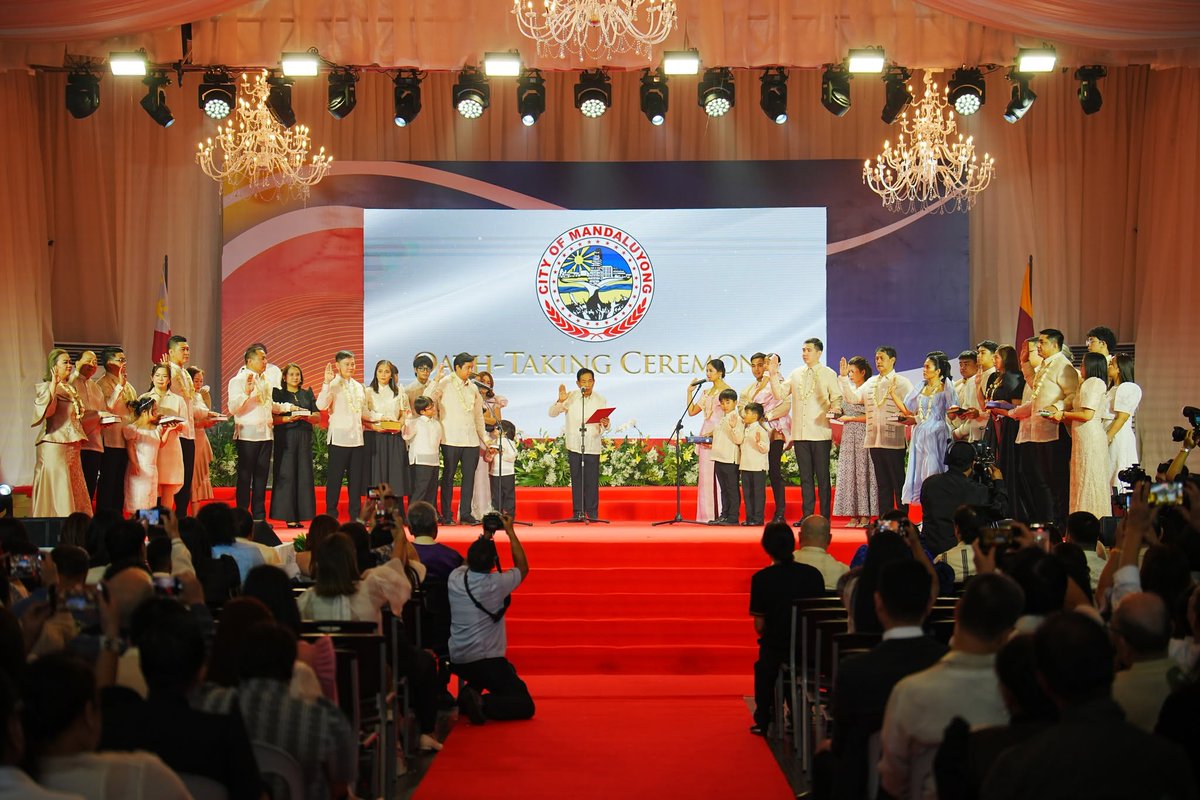 PANUNUMPA NG IKA-13 KONSEHO NG MANDALUYONG

Pinangunahan ni outgoing Mayor Ben Abalos ang opisyal na panunumpa ng mga nahalal na miyembro ng Ika-13 Konseho ng Mandaluyong mula sa Una at Ikalawang Distrito sa isinagawang Oath-Taking Ceremony ngayong Hunyo 30, 2025, sa MCST.