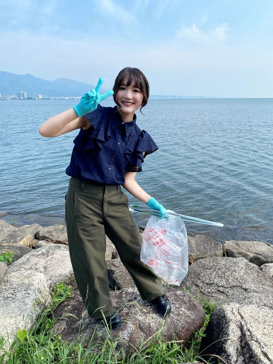 Goodbye_Lara's tweet image. ˚⊹⁺‧#さよララ info「#びわ湖の日」˚⊹⁺‧

大津地区で実施された「びわ湖を美しくする運動（おもてなし一斉清掃）」に、#小出卓史 監督とララ役の #菱川花菜 さんが参加しました🙌
ポストカードを配布し、号令も実施。琵琶湖を一緒に皆さんと綺麗にするべく、尽力してまいりました💪