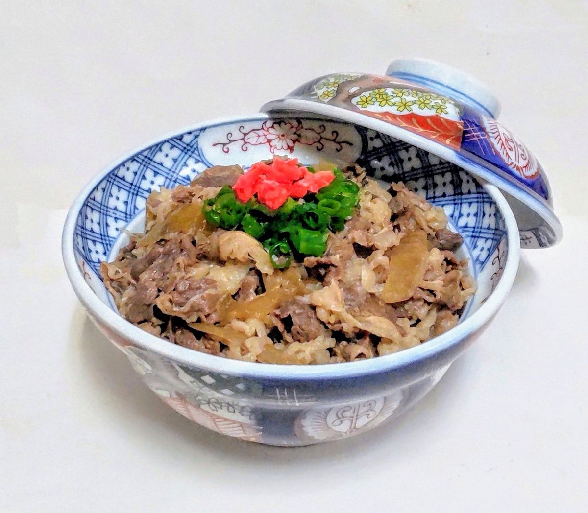 夜限定メニュー｢牛丼｣やっとこさメニュー表に載りました！営業しながらだと色んな事がなかなか進まないので、お休みの日にちょっとずつこなしていってます。あれこれ遅くてスミマセン…(笑)新メニューの発表も近々あるとかないとか！？それでは本日もお待ちしておりま～す＼(^_^)／