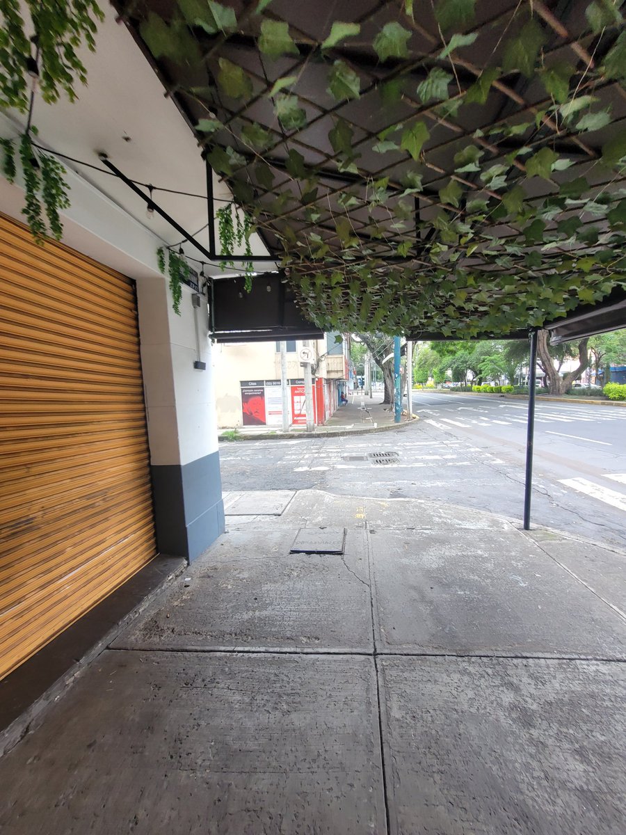 Anna140914's tweet photo. @LuisMendozaBJ @BJAlcaldia En su proyecto para recuperar las banquetas podrían venir  Obrero Mundial? Hay varios restaurantes y fondas que invaden la calle.
El de la foto está en la esquina con Nicolas San Juan. Muestro la comparación de cómo estorba abierto y cómo se ve cerrado https://t.co/L2S69OfHTd