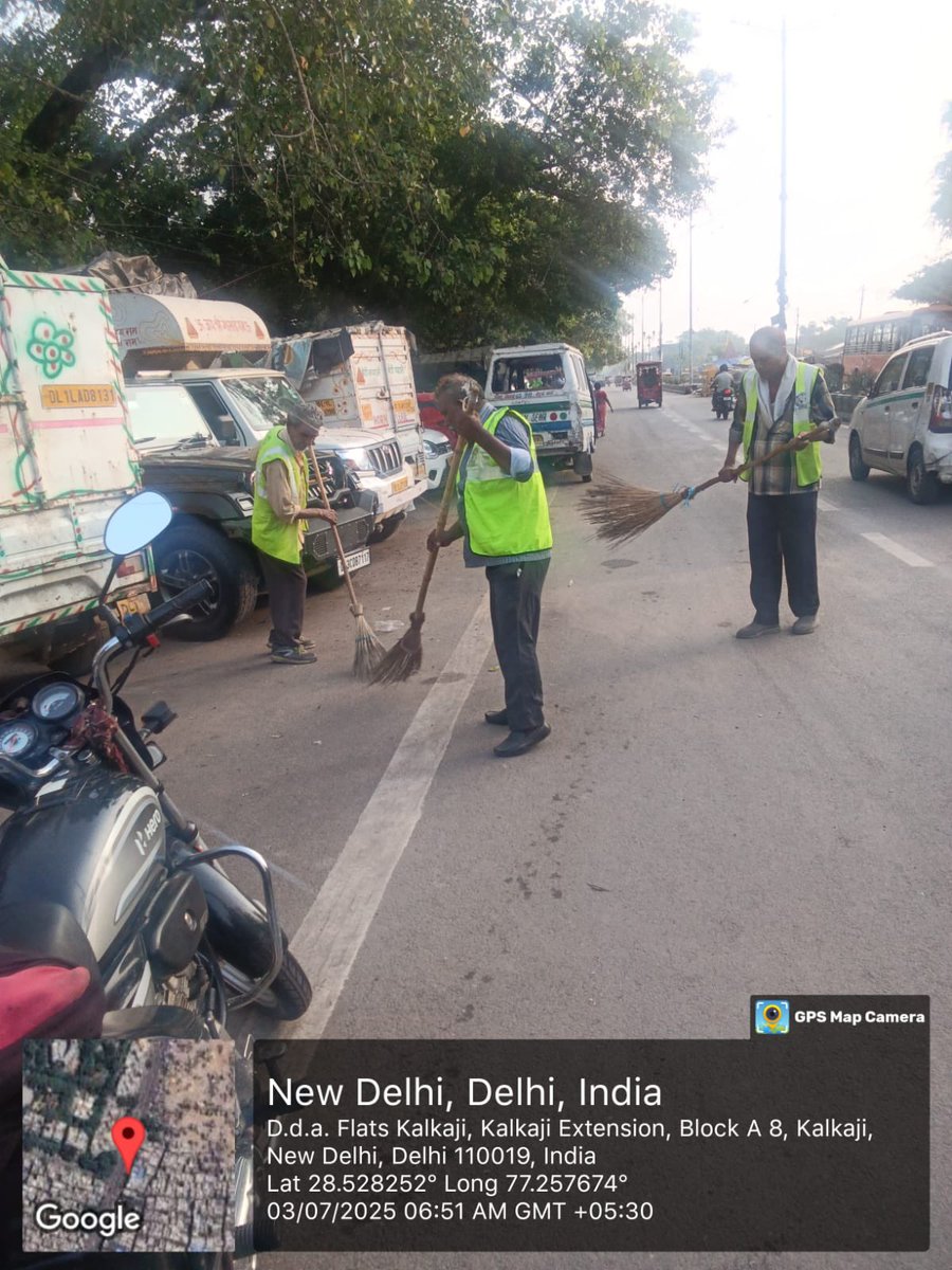 DCSOUTHZONE's tweet photo. 🧹 रोज़ाना झाड़ू लगाना सिर्फ़ सफाई नहीं, सेहत की सुरक्षा है!
#SafaiApnao #BimariBhagao #CleanIndia #HealthyIndia 
@LtGovDelhi @CMODelhi @RajaiqbalSingh3 @AshwaniKumar_92 @SBM_MCD @SwachhBharatGov https://t.co/36rf9sFWm4