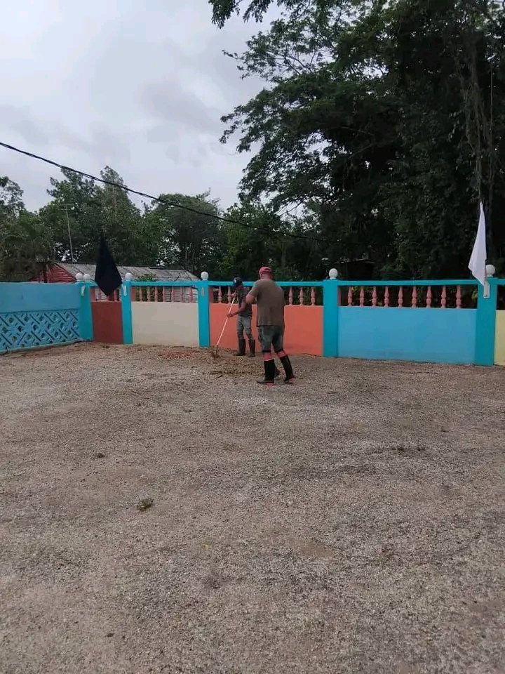 LuisManuel9522's tweet photo. En la instalación recreativa Motel dos Palmas continúa el personal que labora en el mismo con la limpieza y su  embellecimiento para garantizar un inicio de verano a la altura que se merece nuestro pueblo #1roDeEneroDeVictorias #CiegoEn26 #LatirAvileño. @AlfreMene37409 https://t.co/m9paERDA0x