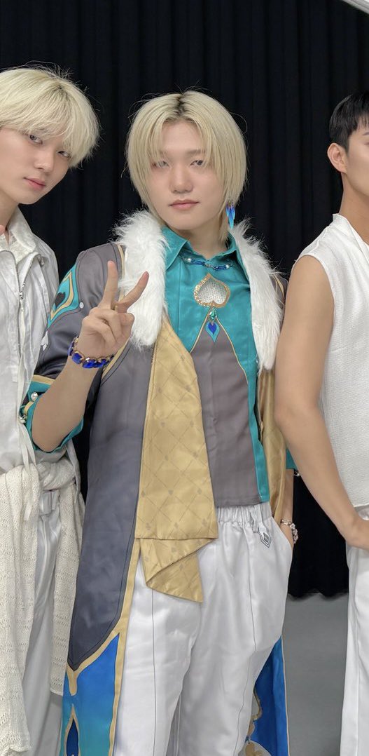 WHO PUT HIM IN AN ADVENTURINE COSPLAY HELPP