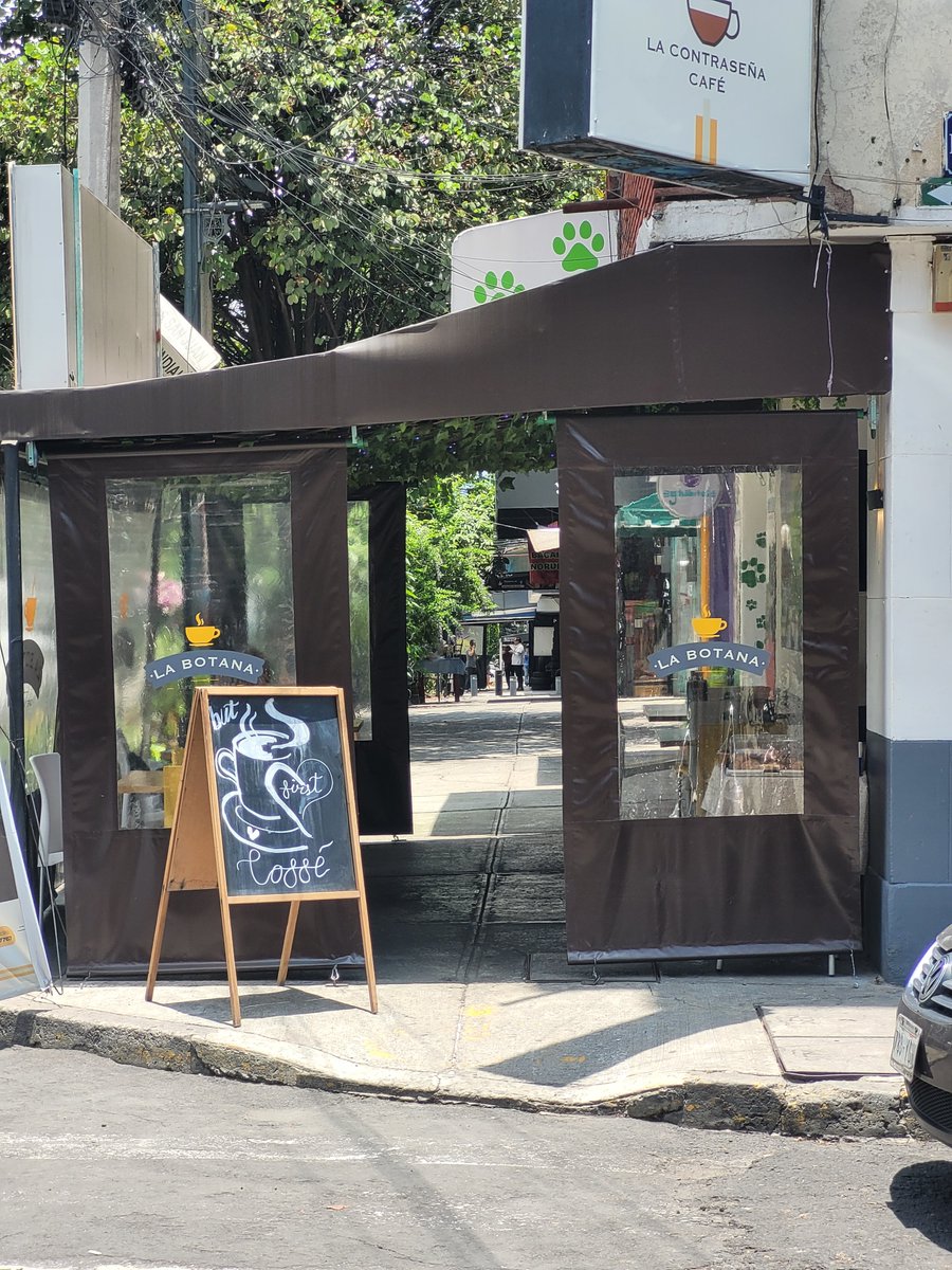 Anna140914's tweet photo. @LuisMendozaBJ @BJAlcaldia En su proyecto para recuperar las banquetas podrían venir  Obrero Mundial? Hay varios restaurantes y fondas que invaden la calle.
El de la foto está en la esquina con Nicolas San Juan. Muestro la comparación de cómo estorba abierto y cómo se ve cerrado https://t.co/L2S69OfHTd
