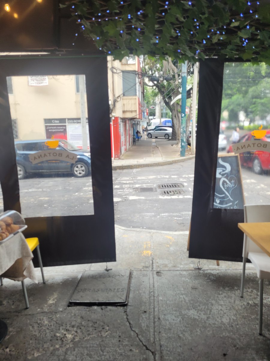 Anna140914's tweet photo. @LuisMendozaBJ @BJAlcaldia En su proyecto para recuperar las banquetas podrían venir  Obrero Mundial? Hay varios restaurantes y fondas que invaden la calle.
El de la foto está en la esquina con Nicolas San Juan. Muestro la comparación de cómo estorba abierto y cómo se ve cerrado https://t.co/L2S69OfHTd