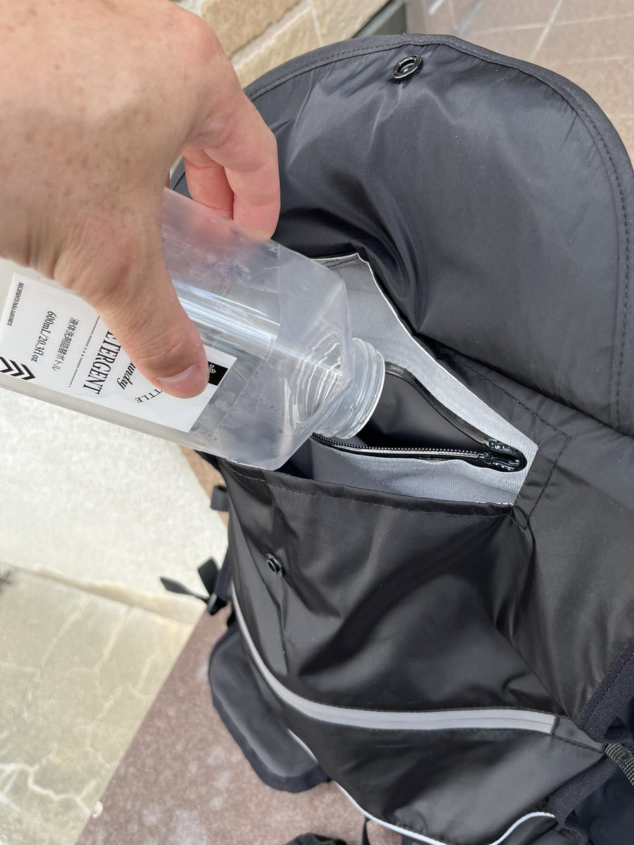 Ketupuririn's tweet photo. 水冷服の追加情報
予備保冷剤は複数ないと使えない。
※体温でぬるま湯状態に

自宅洗車で使うならいいが外出先で使うなら予備保冷剤を持ち歩く必要ありだが現実的ではない。

ポタ電+車載冷蔵庫（ポタ冷蔵庫）に保冷剤入れておくとか出来ればいいと思う。
#洗車
#夏洗車
#夏
#暑さ対策
#水冷服 https://t.co/kXRzg5hCTa