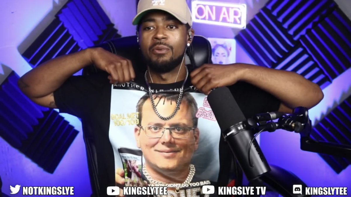 Lmfao .<a href="/NotKingSlye/">Some Black Guy</a> repping the new .<a href="/PODAWFUL/">Jesse P-S </a> merch 🥂

#FREETHETOE 😂