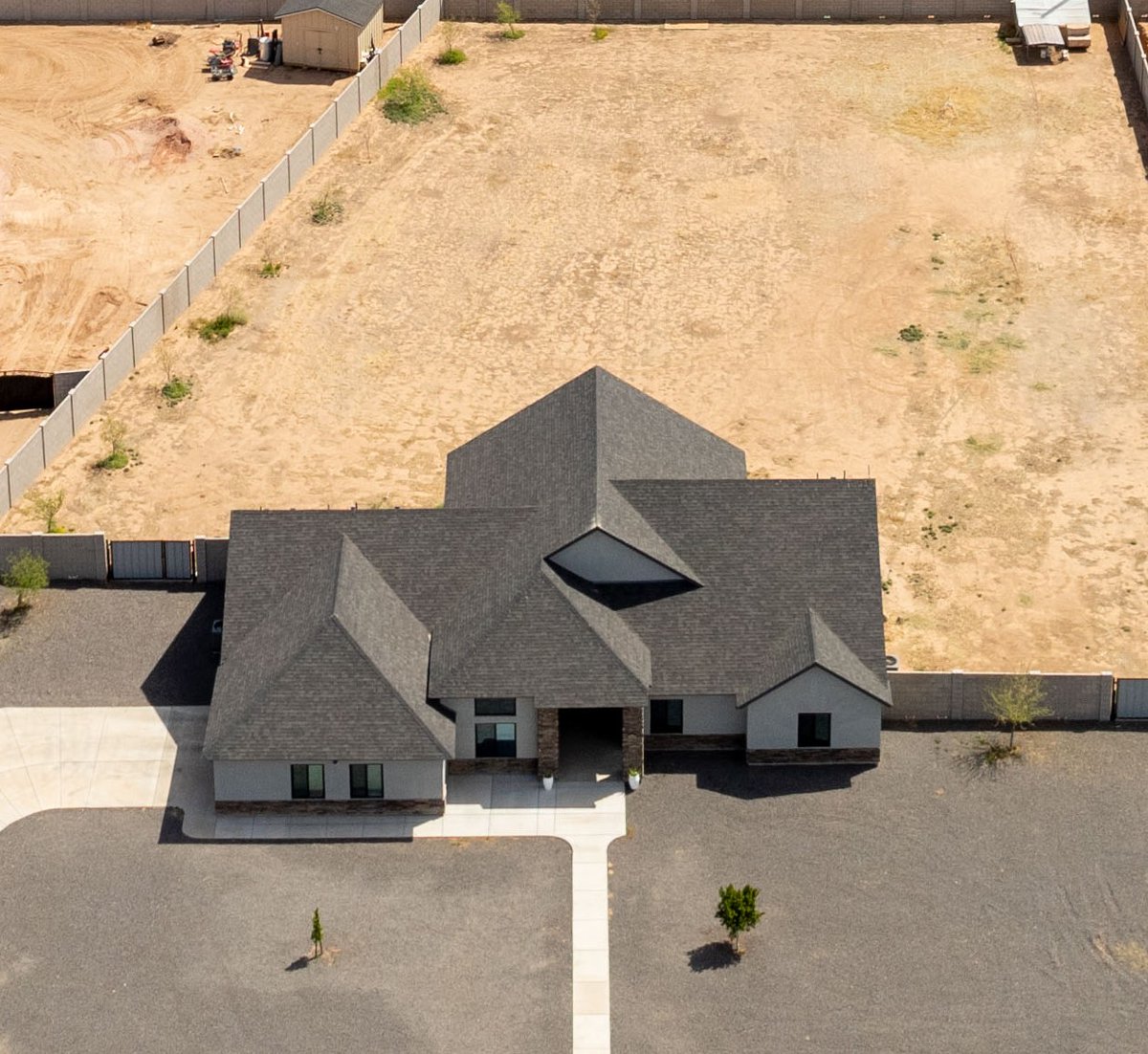 deanameans2's tweet photo. Offered at $935,000. San Tan Valley, AZ 85140 /5 bd / 3 ba / 1.13ac/no HOA/ Custom Built 2022 / 2x6 construction.  https://t.co/JTkRMnUnUN via @YouTube https://t.co/EgjrE8wW6Q