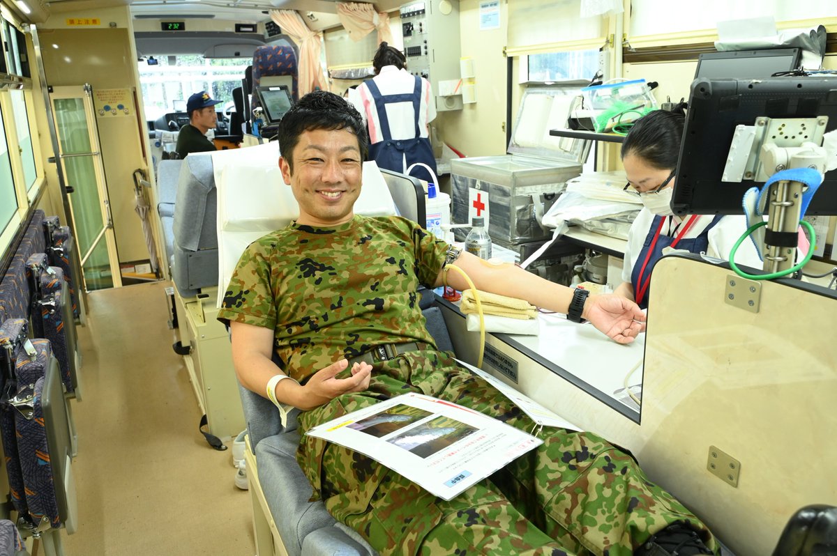 Jgsdf_Nerima's tweet image. 6月24日、25日の2日間、荒天の中 #練馬駐屯地 は#献血 に協力！皆様を守る事が仕事である自衛官として、延べ122名の隊員が献血に参加しました。
「命を救う手助けになれば」と協力した隊員もにっこり素敵な笑顔です！
次回も協力します！

#自衛隊 #自衛官 #ボランティア
#練馬 #赤十字