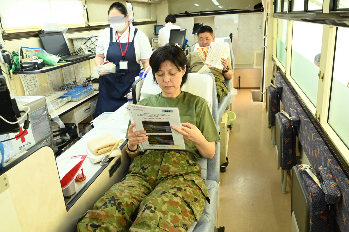 Jgsdf_Nerima's tweet image. 6月24日、25日の2日間、荒天の中 #練馬駐屯地 は#献血 に協力！皆様を守る事が仕事である自衛官として、延べ122名の隊員が献血に参加しました。
「命を救う手助けになれば」と協力した隊員もにっこり素敵な笑顔です！
次回も協力します！

#自衛隊 #自衛官 #ボランティア
#練馬 #赤十字