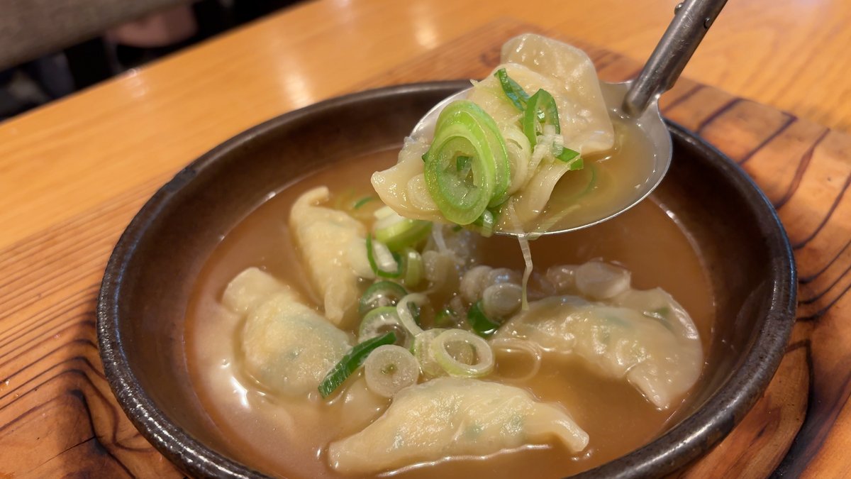 moukaru3's tweet photo. 博多駅東【博多炊き餃子・池ぽん】 創業店発祥“炊き餃子”は鶏ガラ×豚骨スープが染みる逸品。
ランチ限定特選肩ロース牛丼は行列必至！
夜は同じ肩ロース＆秘伝ダレの肉豆腐も。昼夜問わず美味しい料理が味わえるお店✨
 #博多グルメ #炊き餃子
https://t.co/y0vwdrHe0p https://t.co/Yg0SIe8UCJ