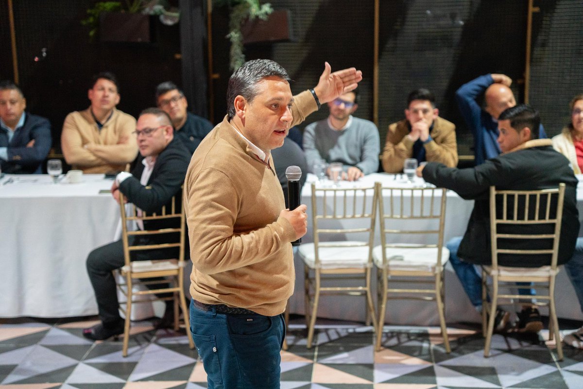 MauricioLizcano's tweet photo. ¡Nariño será el motor comercial del sur del país! Esta noche escuché a sus empresarios y les presenté un compromiso claro: Nariño como un verdadero puerto seco, con capacidad exportadora hacia Ecuador.

Lo vamos a hacer realidad para que sigan impulsando al país con empleo y crecimiento. ¡Así será!