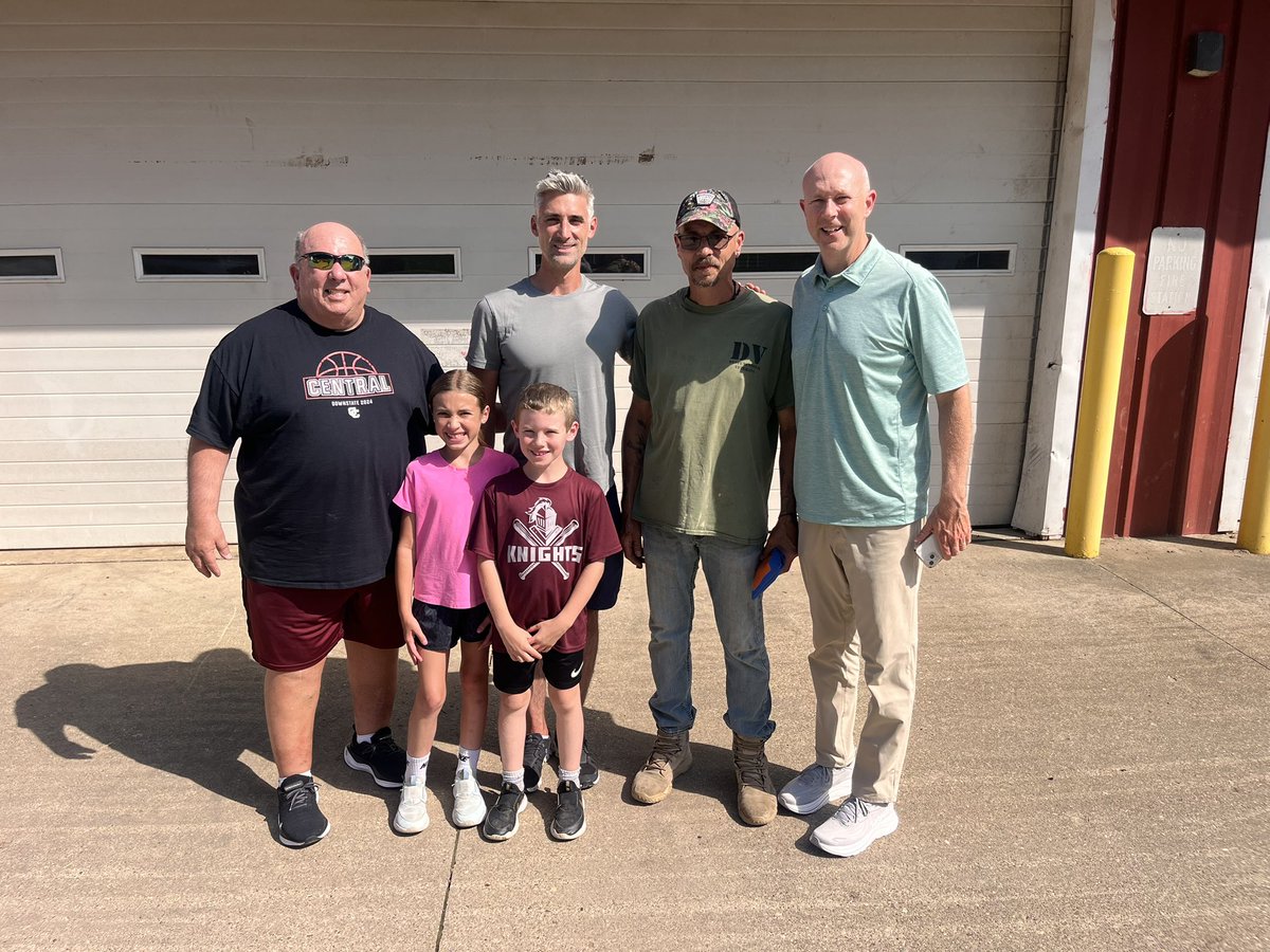 CCHSHoops_'s tweet image. Today we got to meet and give back to the Triadelphia and Valley Grove Vol. Fire Depts.
Just a small gesture to big time
first responders.
These folks are still working 24/7 to provide assistant to those impacted the most. 🙏🏼
LGK! 🏆
