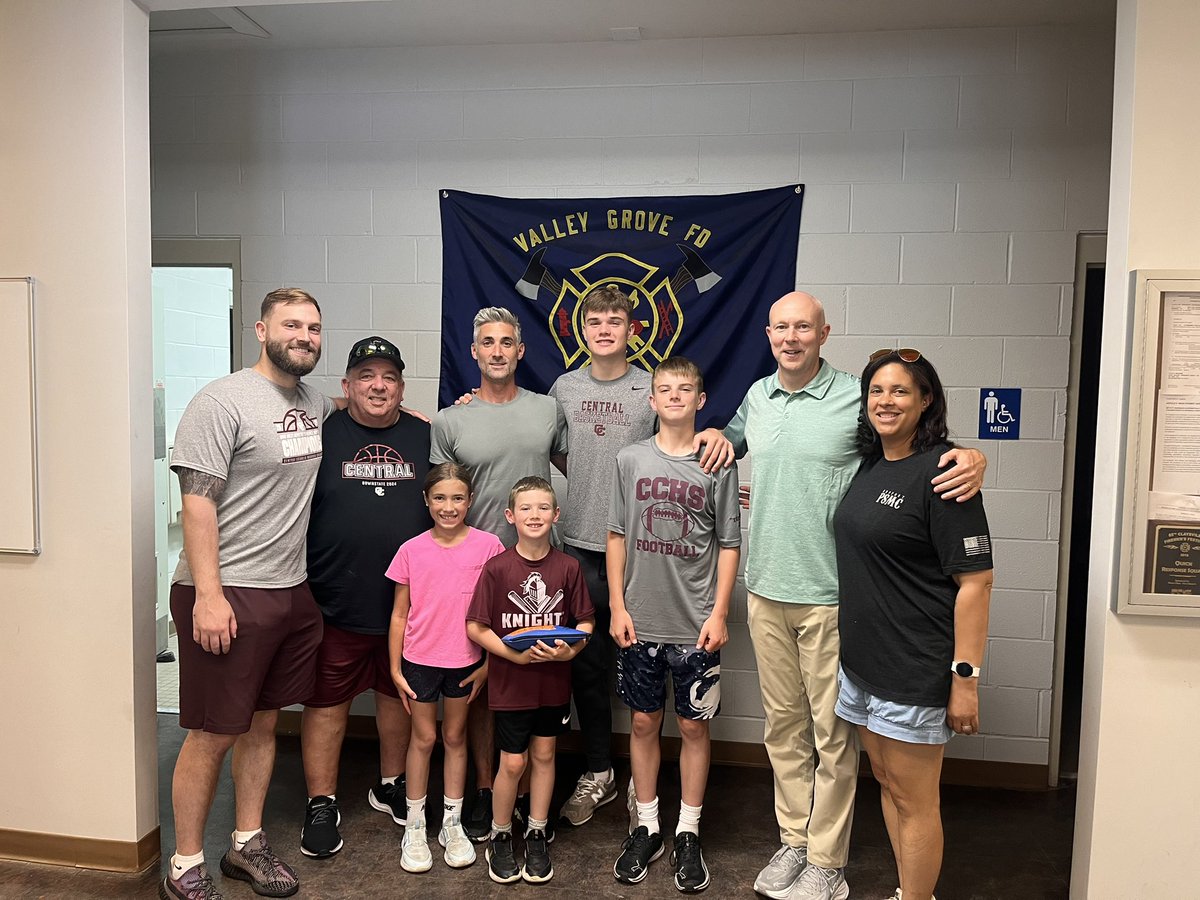 CCHSHoops_'s tweet image. Today we got to meet and give back to the Triadelphia and Valley Grove Vol. Fire Depts.
Just a small gesture to big time
first responders.
These folks are still working 24/7 to provide assistant to those impacted the most. 🙏🏼
LGK! 🏆