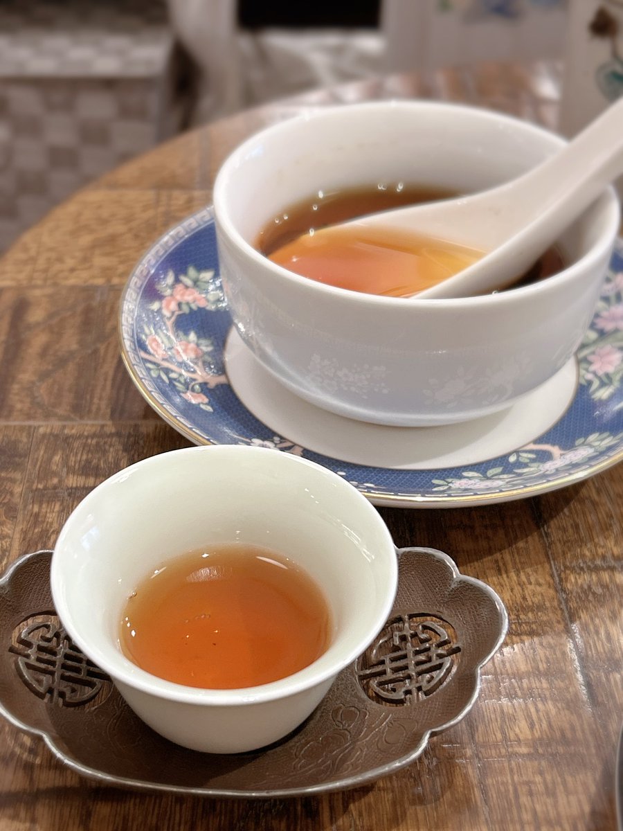nekotapana's tweet image. ジークレフで色々試飲させていただいて、紅茶を買ってきました。一番のお気に入りは、アッサム オールドビンテージ ナホルハビ農園2018年杏花香。熟成された紅茶で、まろやかで甘みとコクがありました。レンゲですくって茶杯でいただきました。
#木漏れ日のお茶会
#茶好連