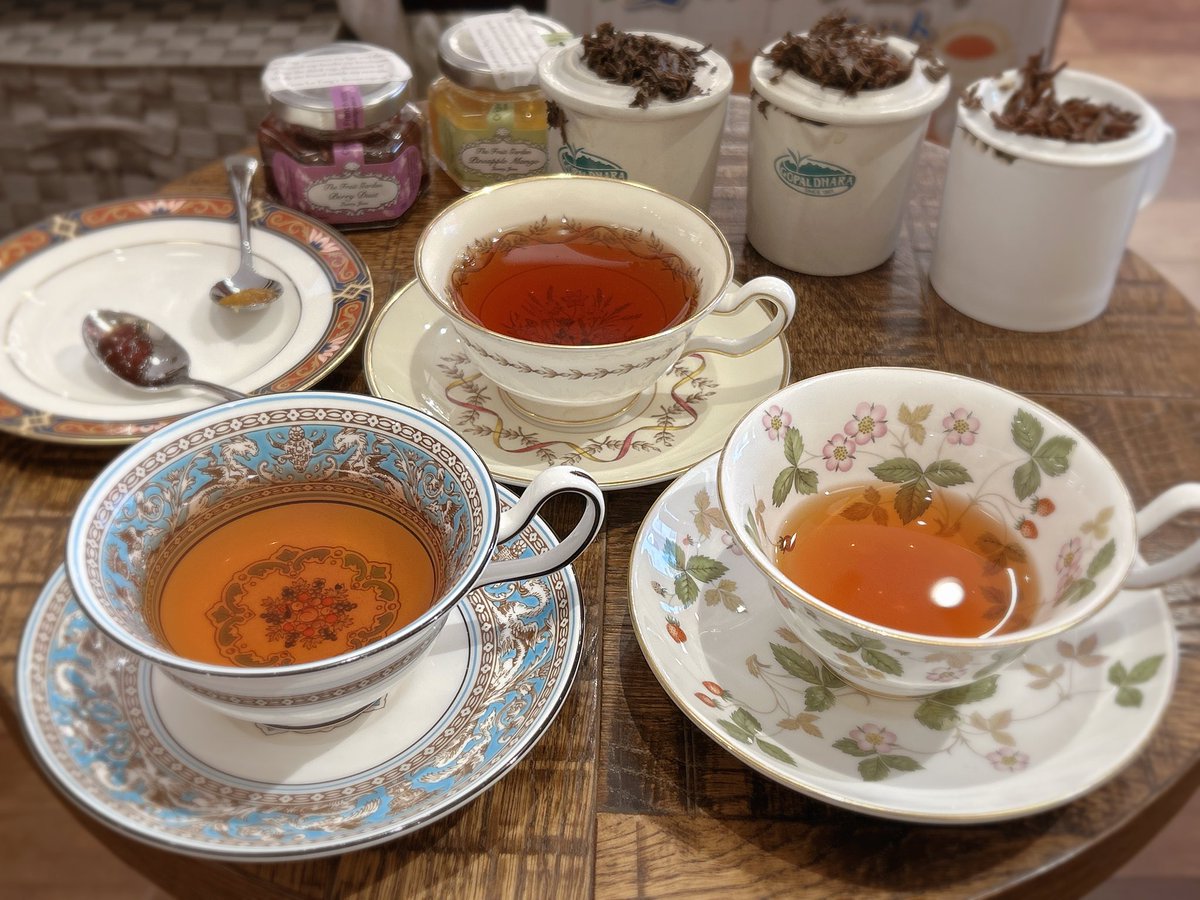 nekotapana's tweet image. ジークレフで色々試飲させていただいて、紅茶を買ってきました。一番のお気に入りは、アッサム オールドビンテージ ナホルハビ農園2018年杏花香。熟成された紅茶で、まろやかで甘みとコクがありました。レンゲですくって茶杯でいただきました。
#木漏れ日のお茶会
#茶好連