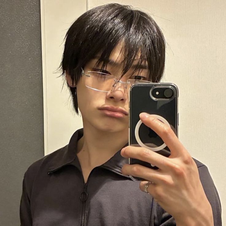 ☽｡⋆ Primeros pasos ⋆ ★ Os 🔞 Jngho

Era tiempo de sar el siguente paso a su relación, sin embargo, competir la atencion de su novio con tres gatos nunca fue fácil.

Pero Jngn encontró la forma perfecta de ser el favorito.