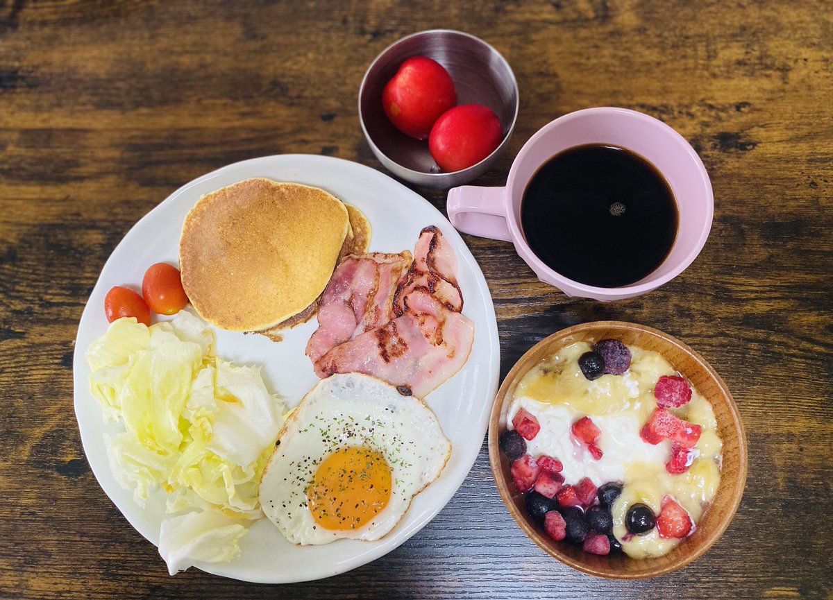 maru_0053's tweet photo. 早起きしたからオシャレな朝食を
米粉のパンケーキ🥞
頂いたすもも
グリークヨーグルト
美味しかった！
 #日常
 #日常垢
 #朝食 https://t.co/Byj5xYgqve