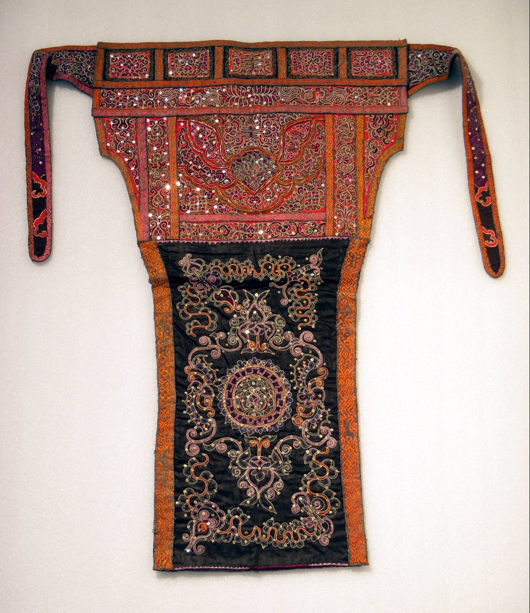 ShanghaiMuseum's tweet photo. This baby carrier features vibrant horsetail embroidery—a traditional craft of the Shui people in Sandu, Guizhou province. Its bold butterfly motif is outlined with white thread-wrapped horsehair, a signature of the craft.

#ChinesePatterns
水族马尾绣背带 https://t.co/GxeURG2rKt