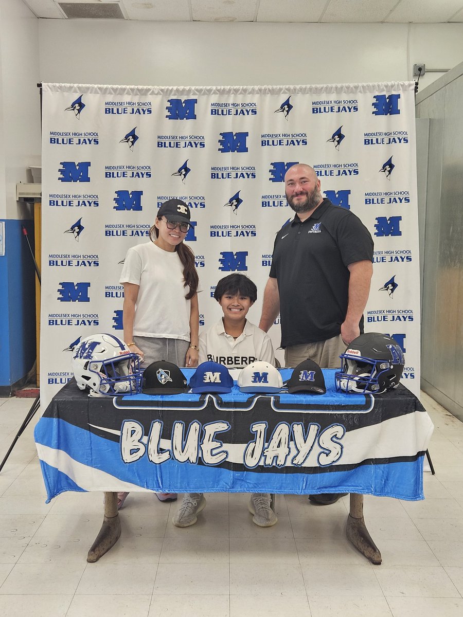 GoJaysFootball's tweet image. First 9th grade signing day excited for the new addition to our football family
@GoJaysAthletics 
@GoJaysFootball 
#AAAØ
"Those Who Stay Will Be Campions
