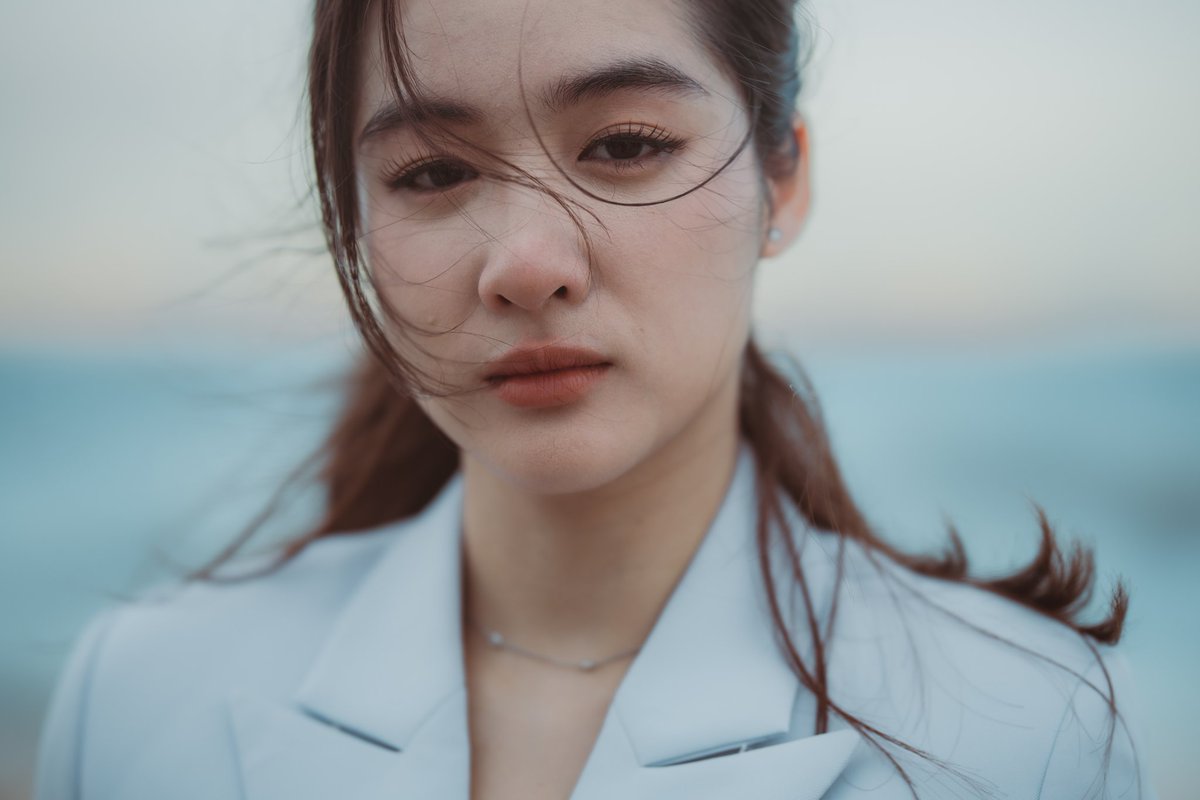 Hello_asian's tweet photo. ฟีดแบ็กแรง TEASER ทำใจสั่น!! ซีรีส์ “Roller Coaster : รักขบวนนี้หัวใจเกือบวาย” ปล่อยมู้ดคาแรกเตอร์ เสิร์ฟรักสามเส้าสุดเร่าร้อน
#RollercoasterTeaser
#Rollercoastertheseries
#รักขบวนนี้หัวใจเกือบY
#Motionmindsentertainment
สิ้นสุดการรอคอย เมื่อ “Motion Minds Entertainment” และ “Cat in the House” ผู้จัดน้องใหม่ไฟแรง ได้ฤกษ์ปล่อยของ ส่ง TEASER ซีรีส์แนวแซฟฟิกรสแซ่บ “Roller Coaster : รักขบวนนี้หัวใจเกือบวาย” ทั้ง 3 เวอร์ชัน ให้ทุกคนได้อินในอารมณ์เหมือนนั่งรถไฟเหาะไปกับความสัมพันธ์สุดเร่าร้อน หลังจากปล่อย TEASER มู้ดคาแรกเตอร์ไปได้ไม่นาน ทำเอาแฟน ๆ ใจสั่นไปตาม ๆ กัน ต่างให้การตอบรับกันอย่างเนืองแน่น
เตรียมออกเดินทางไปกับเรื่องราวรักสามเส้าเราสามคนกับความสัมพันธ์ที่แสนจะยุ่งเหยิง ทั้งสถานะ ช่วงเวลา และเงื่อนไขที่เข้ามาเป็นตัวกำหนด “แอร์” รับบทโดย “เนโกะ เนรัญชรา เสิศประเสริฐ” พี่สาวตัวเล็กที่ทั้งชีวิตอุทิศเพื่อคนอื่นเสมอ จนสุดท้ายต้องเสียสละความสุขของตนเองและคนรัก ส่วนอีกคนคือ “เพียว” รับบทโดย “ออม พันดาว ปัญญาบารมี” ศิลปินสาวสวยเจ้าของรอยยิ้มที่ใครก็อยากครอบครองรวมถึง "พี่แอร์" และ "น้องลอฟต์" ที่อยู่ในทางเลือกระหว่างรักเก่าที่ฝังใจกับรักใหม่ที่แสนดี และอีกหนึ่งตัวแปรของความสัมพันธ์คือ “ลอฟต์” รับบทโดย “เชลลี่ เพชรใส จันทร์เรือง” สาวสุดเท่สุดคูล ที่ตกหลุมรัก "เพียว" ตั้งแต่แรกเห็น และยอมแลกทุกสิ่งทุกอย่างเพื่อคนที่ตัวเองรัก
ร่วมเดินทางไปกับความรัก ที่จะพาอารมณ์ของคุณโลดแล่นเหมือนกับนั่งรถไฟเหาะตลอดทั้ง 8 ตอน สร้างสรรค์ ความสนุกโดยผู้กำกับฝีมือดี “บุญ เขียวรื่นรมย์” พร้อมด้วยโปรดักชันคุณภาพเยี่ยม ที่พร้อมมาขยี้อารมณ์ของคนดูให้อินกันแบบเกินต้าน!!
ติดตามชม OFFICIAL TEASER ทั้ง 3 เวอร์ชัน ได้แล้วทาง YouTube : Motion Minds Entertainment
เวอร์ชัน “แอร์” https://t.co/nSXLDq3RQb
เวอร์ชัน “เพียว” https://t.co/9pQ8CcGCte
เวอร์ชัน “ลอฟต์” https://t.co/7NN1XFUYKC
เตรียมพบกับความสนุกแบบครบทุกอารมณ์ ในซีรีส์ “Roller Coaster the Series : รักขบวนนี้หัวใจเกือบวาย” เริ่มออกอากาศตอนแรก วันพุธที่ 13 สิงหาคมนี้ เวลา 22:30 น. ทางช่อง 3 และเวอร์ชัน Uncut ทาง Youtube : Motion Minds Entertainment
