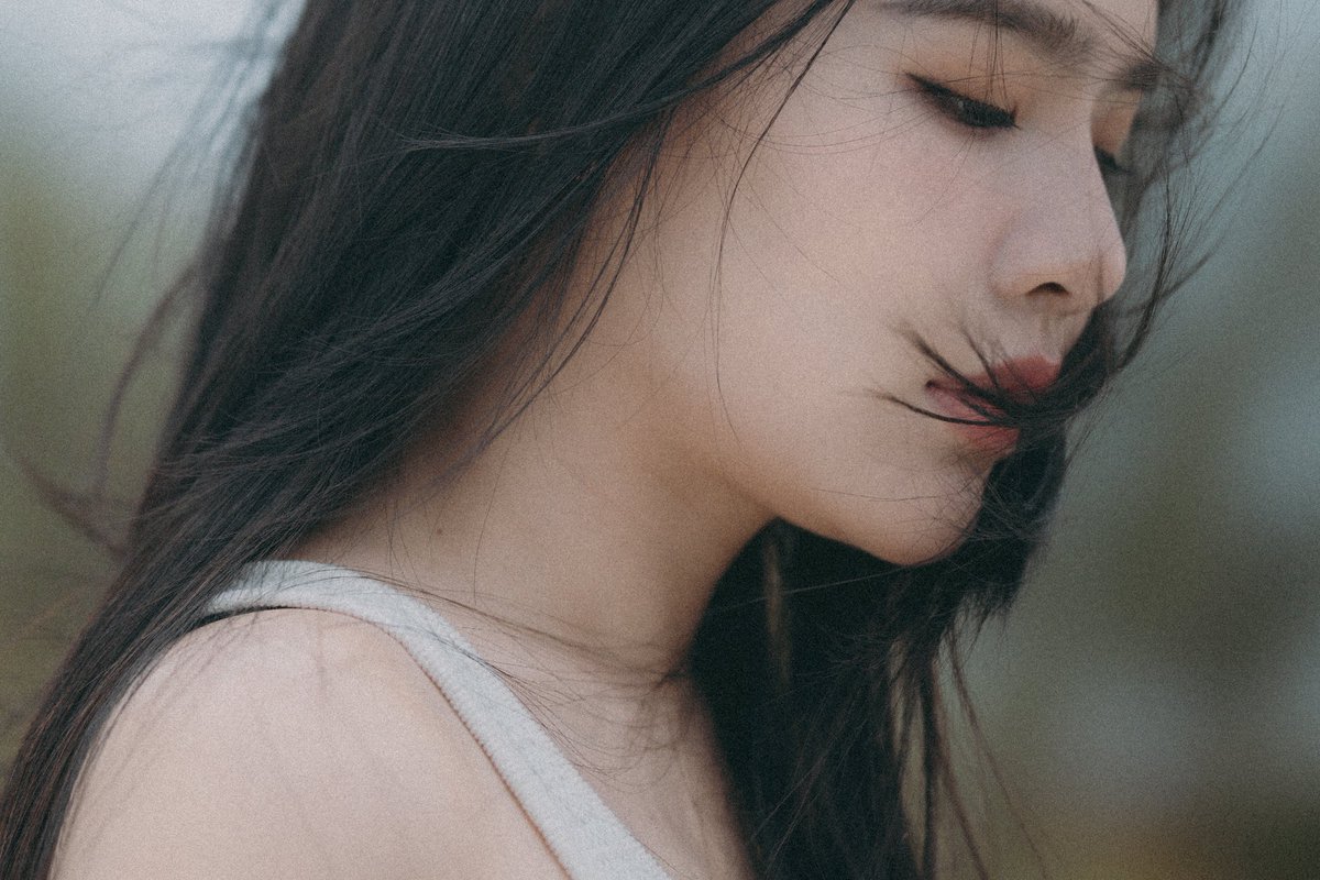 Hello_asian's tweet photo. ฟีดแบ็กแรง TEASER ทำใจสั่น!! ซีรีส์ “Roller Coaster : รักขบวนนี้หัวใจเกือบวาย” ปล่อยมู้ดคาแรกเตอร์ เสิร์ฟรักสามเส้าสุดเร่าร้อน
#RollercoasterTeaser
#Rollercoastertheseries
#รักขบวนนี้หัวใจเกือบY
#Motionmindsentertainment
สิ้นสุดการรอคอย เมื่อ “Motion Minds Entertainment” และ “Cat in the House” ผู้จัดน้องใหม่ไฟแรง ได้ฤกษ์ปล่อยของ ส่ง TEASER ซีรีส์แนวแซฟฟิกรสแซ่บ “Roller Coaster : รักขบวนนี้หัวใจเกือบวาย” ทั้ง 3 เวอร์ชัน ให้ทุกคนได้อินในอารมณ์เหมือนนั่งรถไฟเหาะไปกับความสัมพันธ์สุดเร่าร้อน หลังจากปล่อย TEASER มู้ดคาแรกเตอร์ไปได้ไม่นาน ทำเอาแฟน ๆ ใจสั่นไปตาม ๆ กัน ต่างให้การตอบรับกันอย่างเนืองแน่น
เตรียมออกเดินทางไปกับเรื่องราวรักสามเส้าเราสามคนกับความสัมพันธ์ที่แสนจะยุ่งเหยิง ทั้งสถานะ ช่วงเวลา และเงื่อนไขที่เข้ามาเป็นตัวกำหนด “แอร์” รับบทโดย “เนโกะ เนรัญชรา เสิศประเสริฐ” พี่สาวตัวเล็กที่ทั้งชีวิตอุทิศเพื่อคนอื่นเสมอ จนสุดท้ายต้องเสียสละความสุขของตนเองและคนรัก ส่วนอีกคนคือ “เพียว” รับบทโดย “ออม พันดาว ปัญญาบารมี” ศิลปินสาวสวยเจ้าของรอยยิ้มที่ใครก็อยากครอบครองรวมถึง "พี่แอร์" และ "น้องลอฟต์" ที่อยู่ในทางเลือกระหว่างรักเก่าที่ฝังใจกับรักใหม่ที่แสนดี และอีกหนึ่งตัวแปรของความสัมพันธ์คือ “ลอฟต์” รับบทโดย “เชลลี่ เพชรใส จันทร์เรือง” สาวสุดเท่สุดคูล ที่ตกหลุมรัก "เพียว" ตั้งแต่แรกเห็น และยอมแลกทุกสิ่งทุกอย่างเพื่อคนที่ตัวเองรัก
ร่วมเดินทางไปกับความรัก ที่จะพาอารมณ์ของคุณโลดแล่นเหมือนกับนั่งรถไฟเหาะตลอดทั้ง 8 ตอน สร้างสรรค์ ความสนุกโดยผู้กำกับฝีมือดี “บุญ เขียวรื่นรมย์” พร้อมด้วยโปรดักชันคุณภาพเยี่ยม ที่พร้อมมาขยี้อารมณ์ของคนดูให้อินกันแบบเกินต้าน!!
ติดตามชม OFFICIAL TEASER ทั้ง 3 เวอร์ชัน ได้แล้วทาง YouTube : Motion Minds Entertainment
เวอร์ชัน “แอร์” https://t.co/nSXLDq3RQb
เวอร์ชัน “เพียว” https://t.co/9pQ8CcGCte
เวอร์ชัน “ลอฟต์” https://t.co/7NN1XFUYKC
เตรียมพบกับความสนุกแบบครบทุกอารมณ์ ในซีรีส์ “Roller Coaster the Series : รักขบวนนี้หัวใจเกือบวาย” เริ่มออกอากาศตอนแรก วันพุธที่ 13 สิงหาคมนี้ เวลา 22:30 น. ทางช่อง 3 และเวอร์ชัน Uncut ทาง Youtube : Motion Minds Entertainment