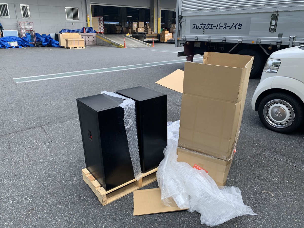 NV3504WD's tweet photo. #YAMAHA  #1000X
運送屋さんへ営業所止めの荷物を  受け取りに🚐💨
が
一梱包で着てました😂
1人では運べないので…
場所を借りて開梱😅

屋外で見る姿もカッコイイ😍のでパシャっと📷✨

あっちなみに…
『ダンボール📦パレット🗑️ゴミは持って帰ってね☺️』って言われました😱
👹鬼だっ！ https://t.co/xs16w5bXUT