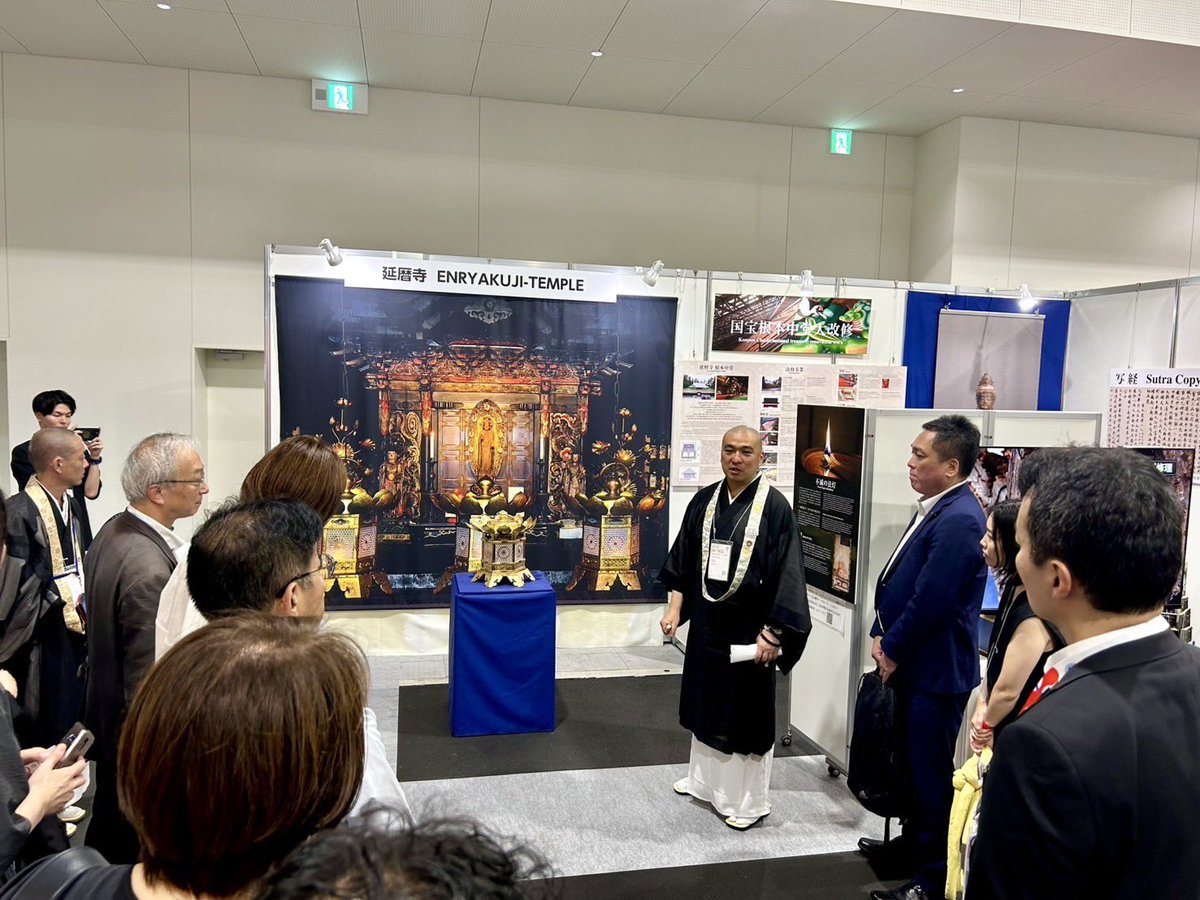 enryakuji_hiei's tweet image. 7月2日万博会場にて、日本国際芸術祭大阪・関西万博オープニングセレモニーが行われました。特設ブースでは、不滅の法灯のレプリカの展示や写経体験を7月6日まで行っています。
また、特別ステージでは延暦寺一山住職による御詠歌が披露されました。#比叡山 #延暦寺 #日本国際芸術祭 #万博 #御詠歌
